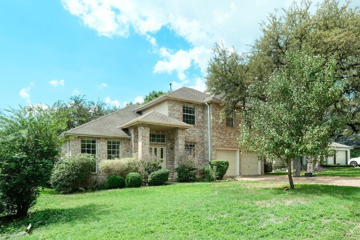 Primary Photo - Nice executive 4/3.5/2 home on large corne...