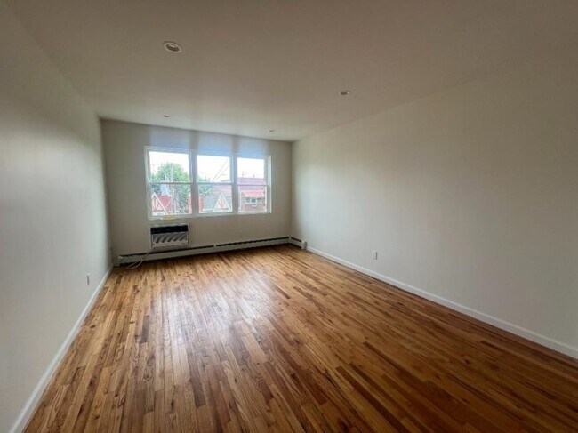 Foto del edificio - 3 bedroom in WOODSIDE NY 11377