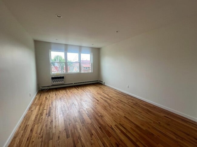 Building Photo - 3 bedroom in WOODSIDE NY 11377