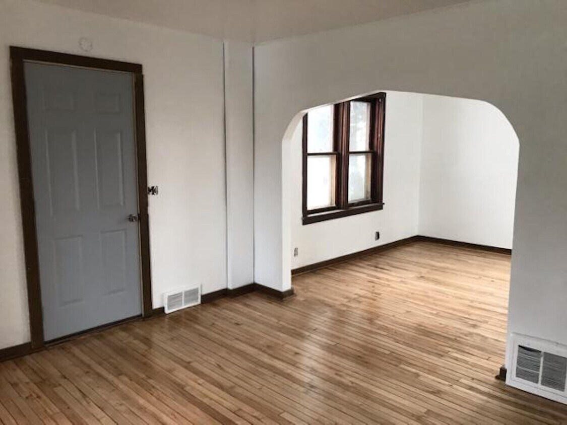 Living Room - 202 W Mill St