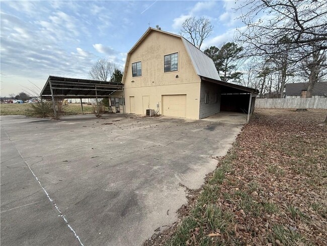 Building Photo - 624 W Post Rd