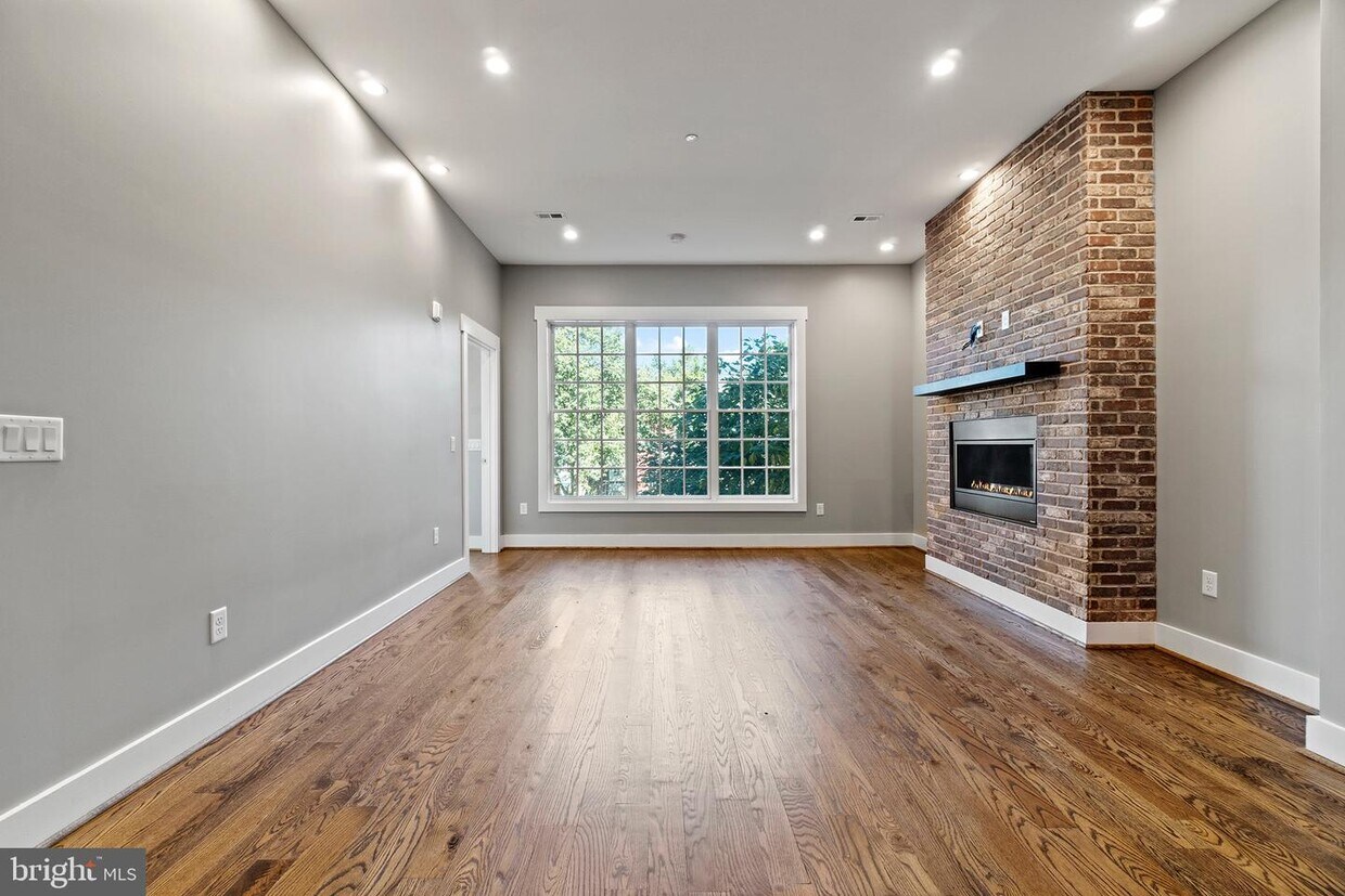 310 Frederick St Unit 203, Fredericksburg, VA 22401 Room for Rent in