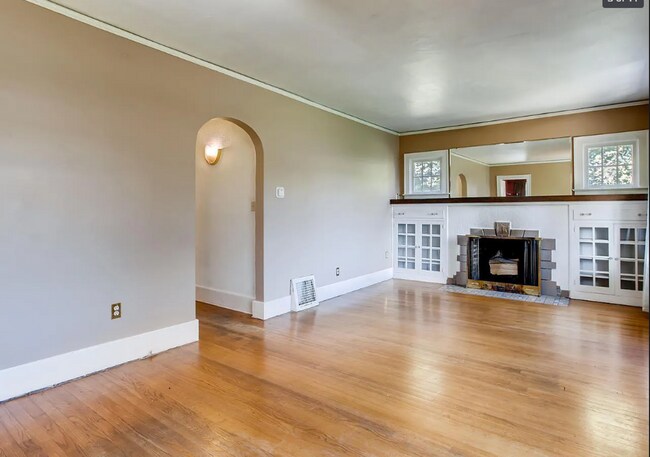 Foto del edificio - Cute Bungalow - Close to Downtown + Finished Basement!!