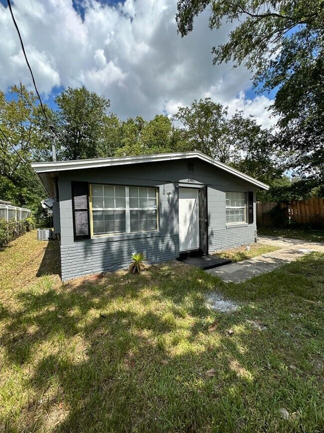 Building Photo - Fully Renovated 3/1 Single Family Available Now!