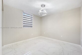 Building Photo - 10000 NW 80th Ct