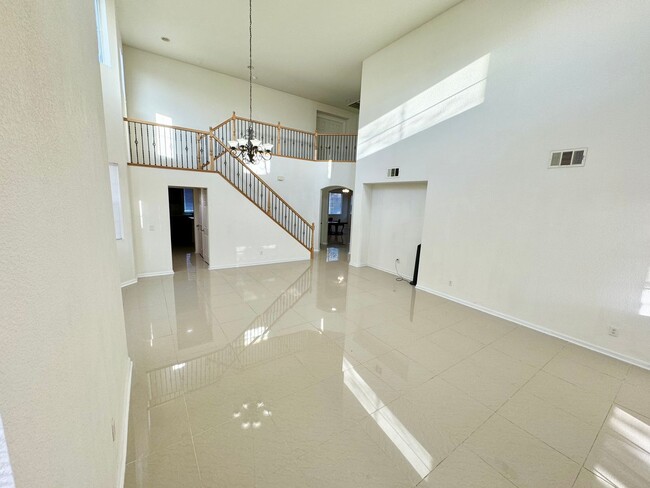 Foto del edificio - Gorgeous 5 bedroom home with 2 master bedr...