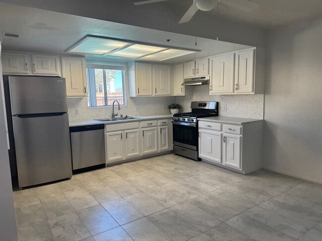 Kitchen - 31634 Thelma Ave