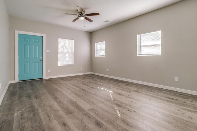 Foto del edificio - Newly Remodeled 3 Bed- 1 Bath, Minutes fro...