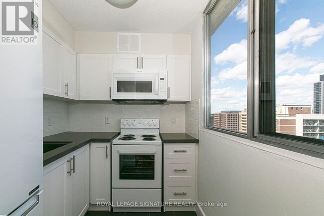 Building Photo - 33-1233 Isabella St