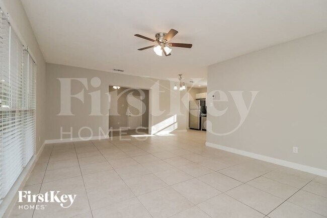 Building Photo - 1833 Pineview Cir