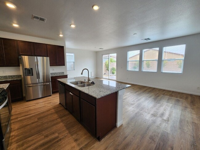 Building Photo - Southwest Beauty