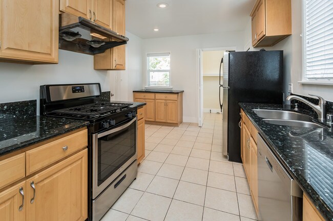 Cocina w/attached sala de lavandería - 11182 Fairbanks Way