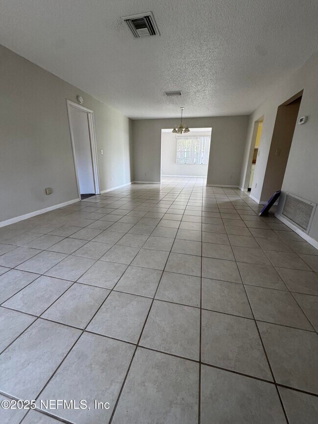 Building Photo - 283 Almansa Rd