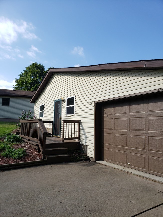 Building Photo - 711 Bob White Ln