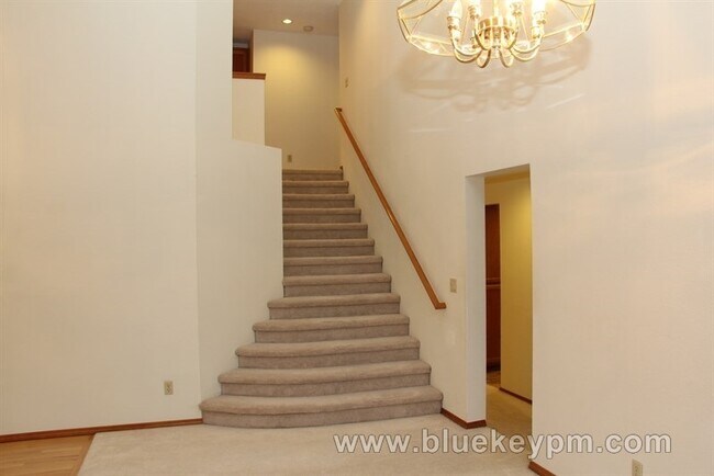 Foto del edificio - 4 Bed, 3 Bath  Home w/ 1 Bed and 1 Full Bath on Main  Near Bethany/Rock Creek