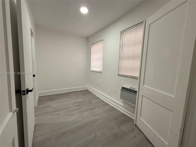 Building Photo - 1560 SW 5th St