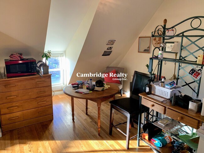 Building Photo - 71 Craigie St