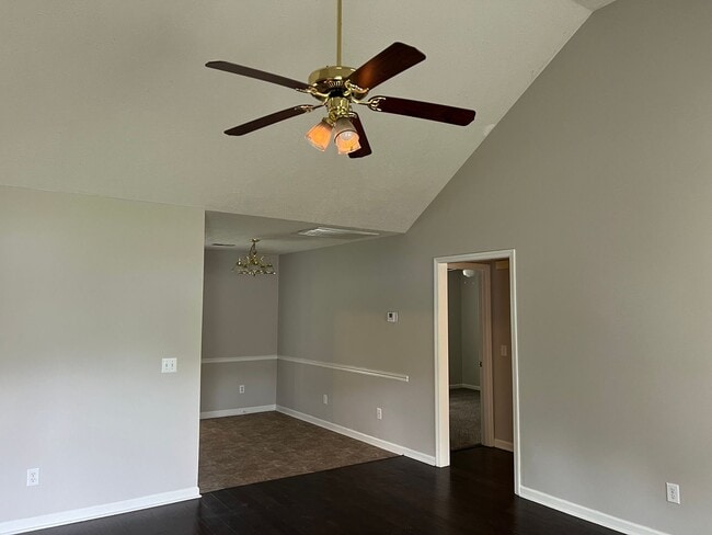 Building Photo - **$500 Off First Month's Rent!** 3 Bedroom...
