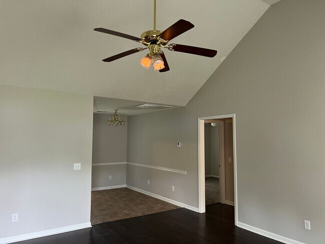 Foto del edificio - **$500 Off First Month's Rent!** 3 Bedroom...