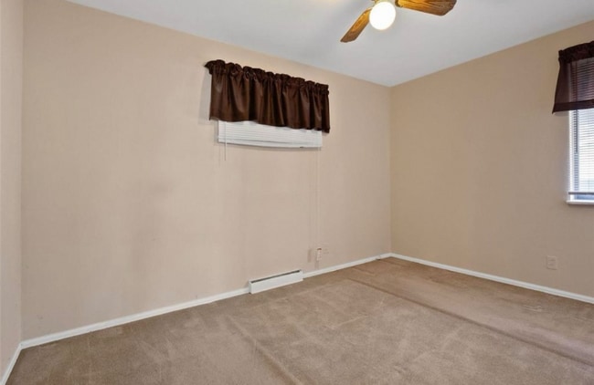 Building Photo - 532 Topaz Ave