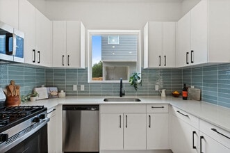 Building Photo - Room in Apartment on N Bluff Dr