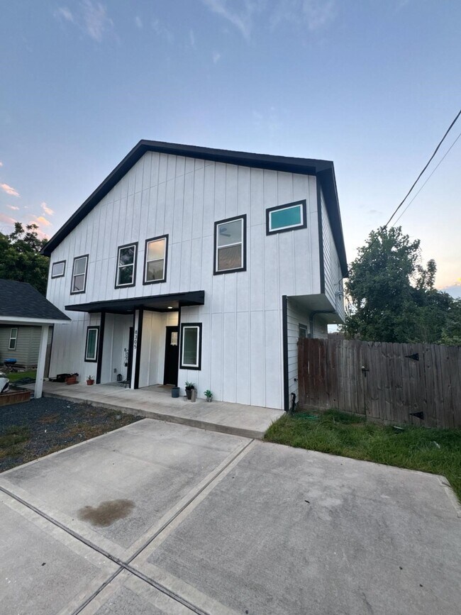 Building Photo - 8305 Prairie View Dr