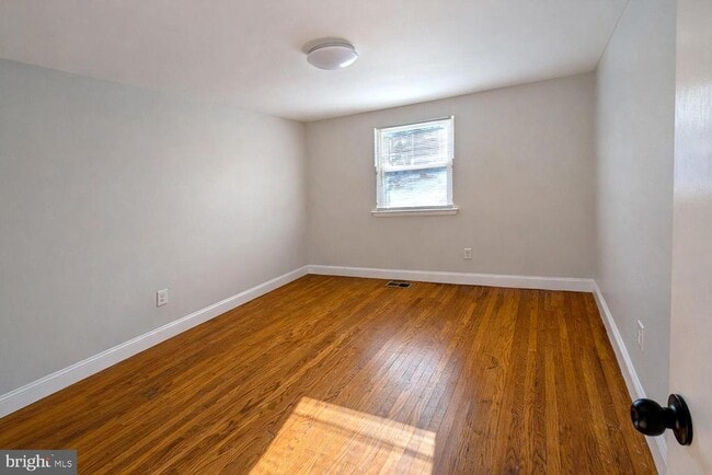 Foto del edificio - 605 W Market St