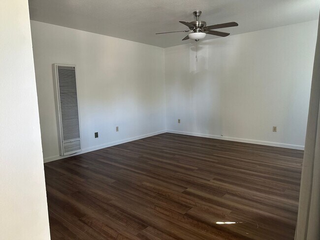 Foto del edificio - New LVP & Carpet! Great Anderson location!