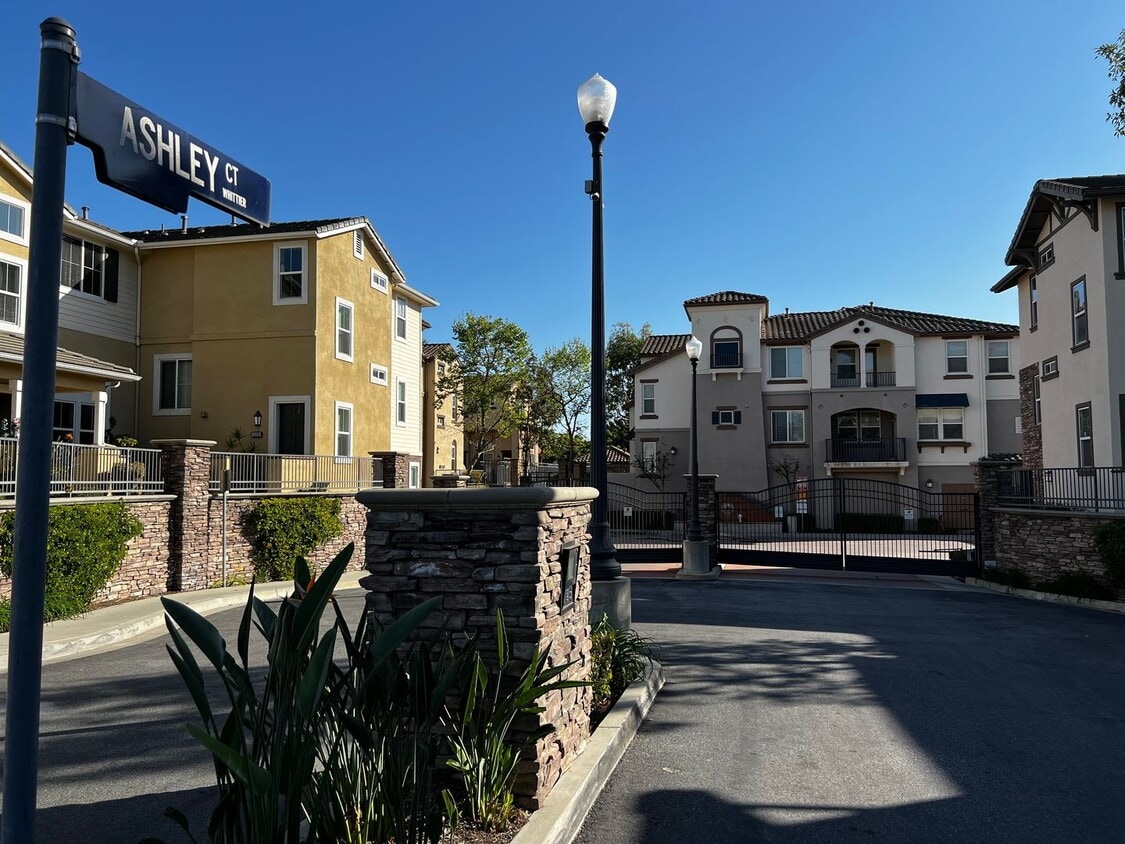Primary Photo - 3 Bed 3 Bath Condo for Rent at the Whittie...