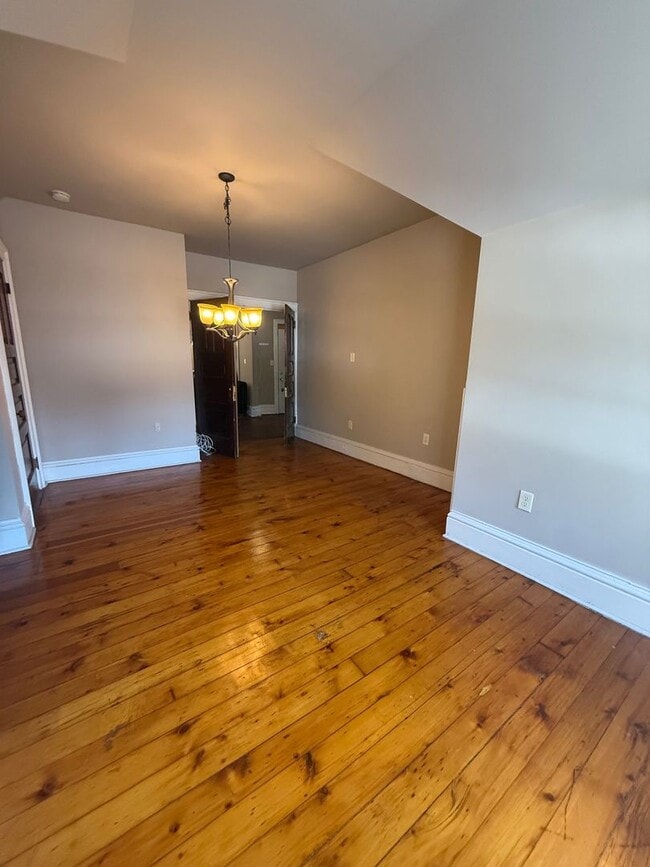 Building Photo - 409 Grand St