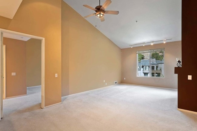 Building Photo - Top-Floor Condo