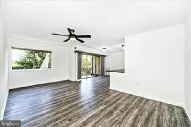 Building Photo - TOP FLOOR CONDO WITH QUIET VIEW