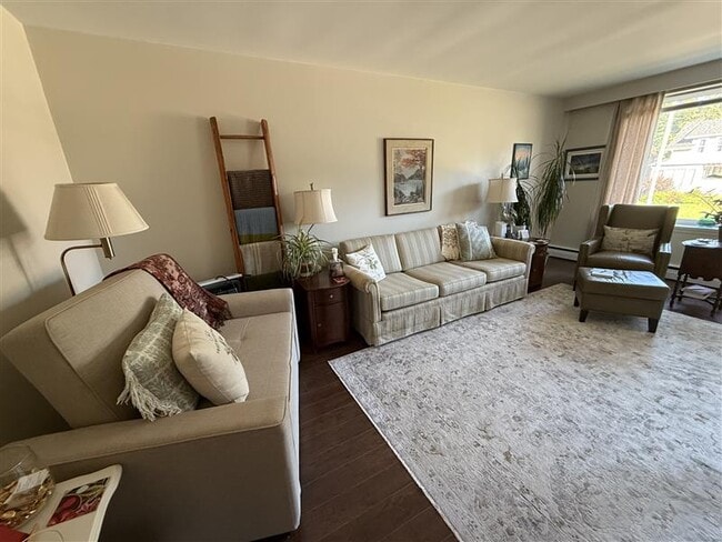 Photo du bâtiment - 7 -751 Hugel Avenue - 2 Bedroom Available