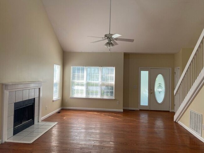 Building Photo - Students Welcome! 4BR home, Open layout, l...