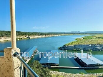 Foto del edificio - "Experience Lakeside Living: Spacious 2-Bed, 2-Bath Condo in Lago Vista!"