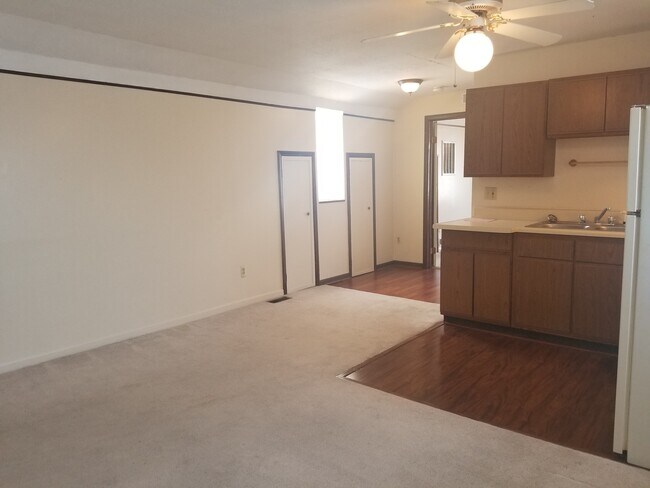 Building Photo - 36 E Willow St