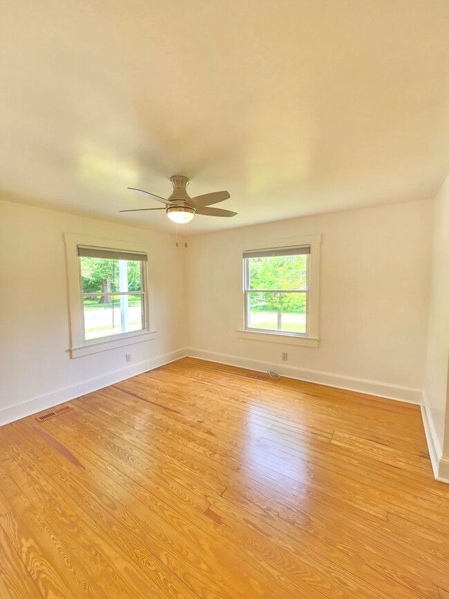 Building Photo - CAROLINA PLACE - Renovated 2 Bedroom - Gor...
