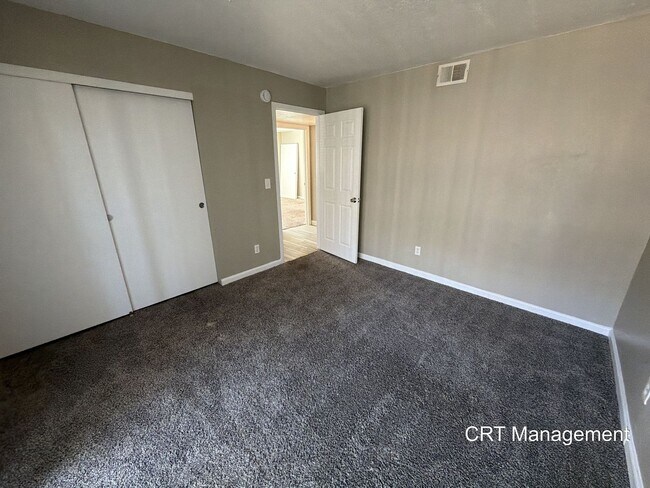 Foto del edificio - Spacious 3-Bedroom Condo with In-Unit Laundry – Convenient Aurora Location