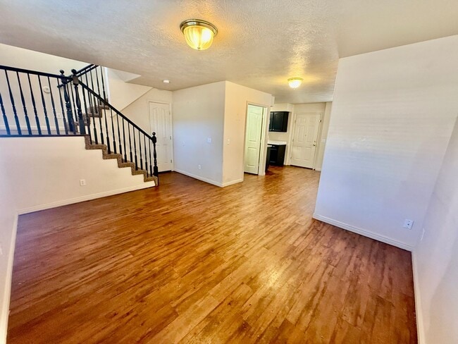 Building Photo - Cute 3-BR Townhome Near Costco