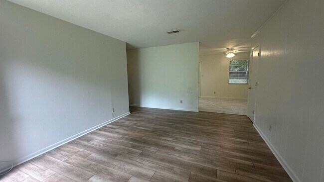 Building Photo - 2034 Harriet Dr