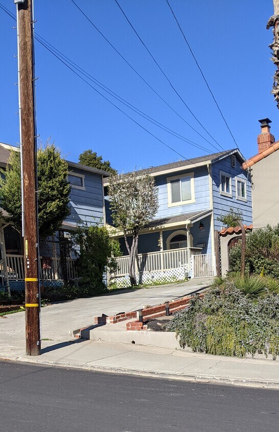 Lovely cottage style living - 525 Talbart St