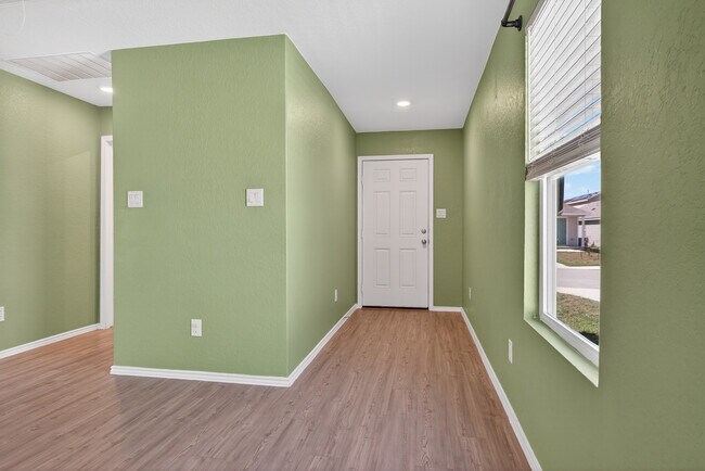 Building Photo - Modern 3-Bed Home with Fenced Yard and Private Balcony in San Antonio – $1,600/mo