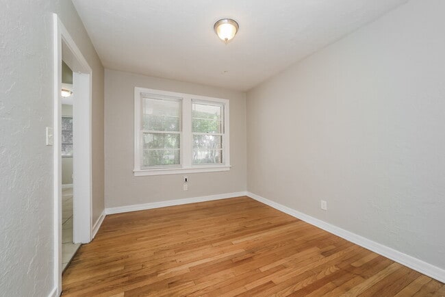 Building Photo - 419 W 69th St