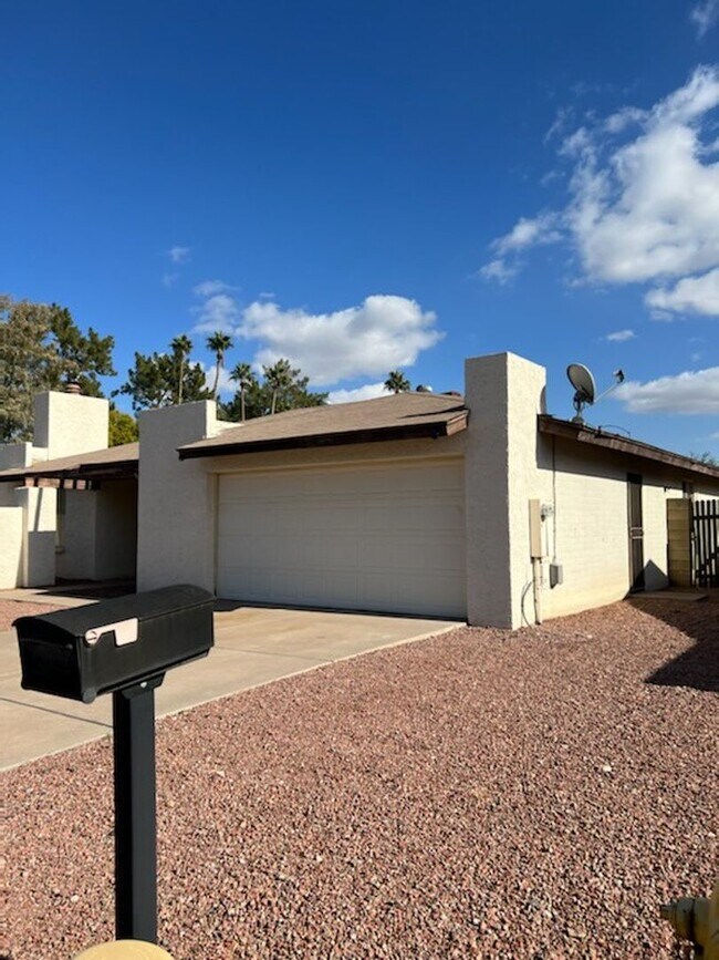 Foto del edificio - Charming 3 Bed 2 Bath home in Mesa with community pool and big backyard