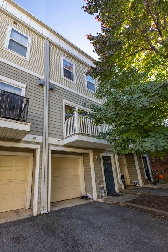 Charming 2Bed/2Bath w/ Den in Butchers Hill - Garage Parking! - Charming 2Bed/2Bath w/ Den in Butchers Hil...