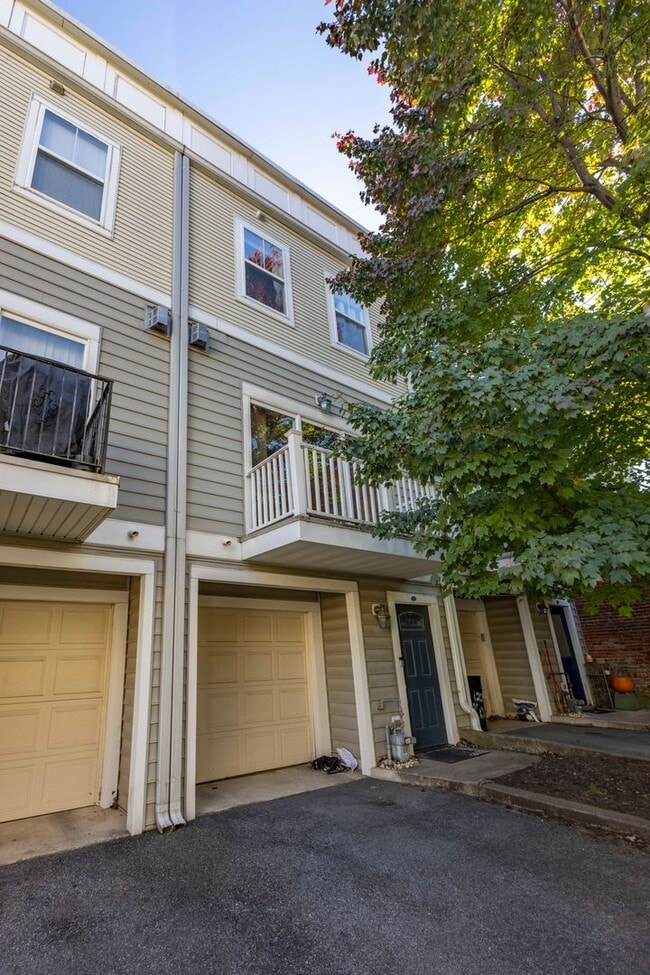 Charming 2Bed/2Bath w/ Den in Butchers Hill - Garage Parking! - Charming 2Bed/2Bath w/ Den in Butchers Hill - Garage Parking! Townhome