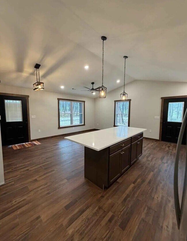 Building Photo - 905 W Broadway St