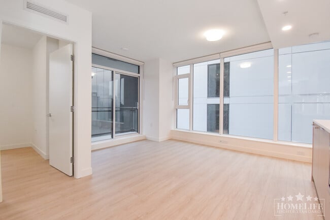 Building Photo - Stunning 1 Bed 1 Bath + Den Condo for Rent in Surrey City Centre's Modern Flamingo Building!