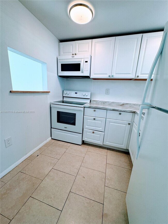 Foto del edificio - 8435 Sunrise Lakes Blvd