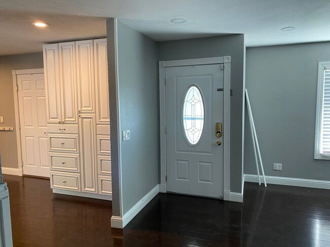 Building Photo - Bright & Spacious 3-Bedroom Home with Sola...
